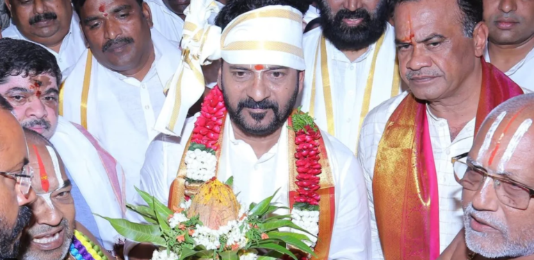 యాదాద్రి,సీఎం రేవంత్ రెడ్డి ఆలయ స్వర్ణ విమాన గోపురాన్ని స్వామికి అంకితం చేశారు