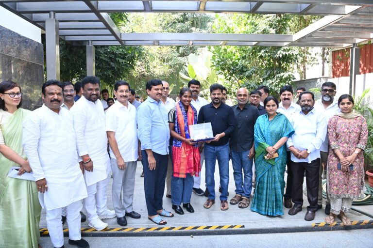 త్రిషకి కోటి రూపాయలు నజరానా ఇచ్చిన CM
