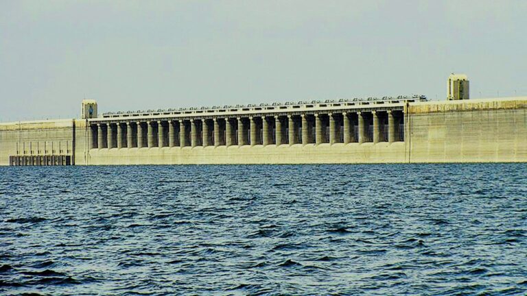 వేసవి ప్రభావంతో జలాశయాలు నీటి ఎద్దడితో అల్లకల్లోలంగా మారనున్నాయి.