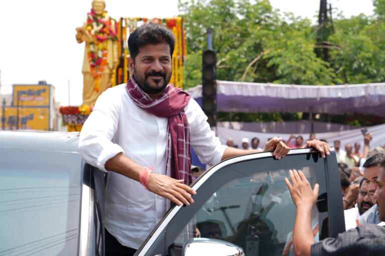 హైదరాబాద్ అంబర్‌పేటలోని మహాత్మా జ్యోతిరావు పూలే గారి విగ్రహానికి పూలమాల వేసి నివాళులు