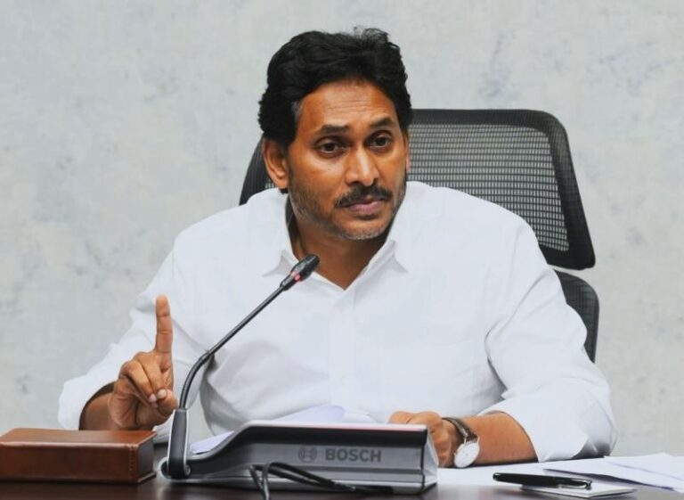 యెస్ జగన్ మోహన్ రెడ్డి మాజీ సీఎం అయిన తనకు జడ్ ప్లస్ సెక్యూరిటీ లేకపోవడాన్ని ఏంటీ అన్నారు.