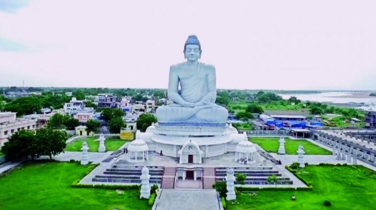 విజన్-2047 కింద అమరావతిని దేశంలో ఉత్తమ రాజధానిగా తీర్చిదిద్దేందుకు సీఎం చంద్రబాబు అమరావతి క్వాంటం వ్యాలీ ప్రణాళికను ప్రారంభించారు.