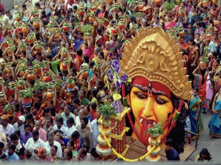 హైదరాబాద్‌లో బోనాల పండుగ ఘనంగా ప్రారంభమైంది. ఉజ్వల రీతిలో నిర్వహించిన వేడుకలకు కోట పెద్ద సంఖ్యలో భక్తులు తరలివచ్చారు. సంప్రదాయ దుస్తులతో కోట ప్రాంతం సందడిగా మారింది.