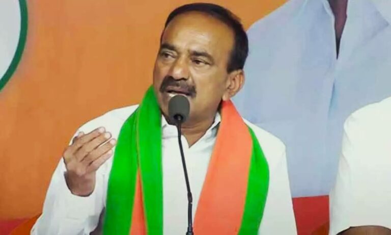 ఎన్నికల్లో గెలిచే ధైర్యం లేక ఫోన్ ట్యాపింగ్‌కు పాల్పడుతోంది బీఆర్ఎస్‌ అని ఎంపీ ఈటల రాజేందర్ మండిపడ్డారు, తీవ్ర విమర్శలు చేశారు.