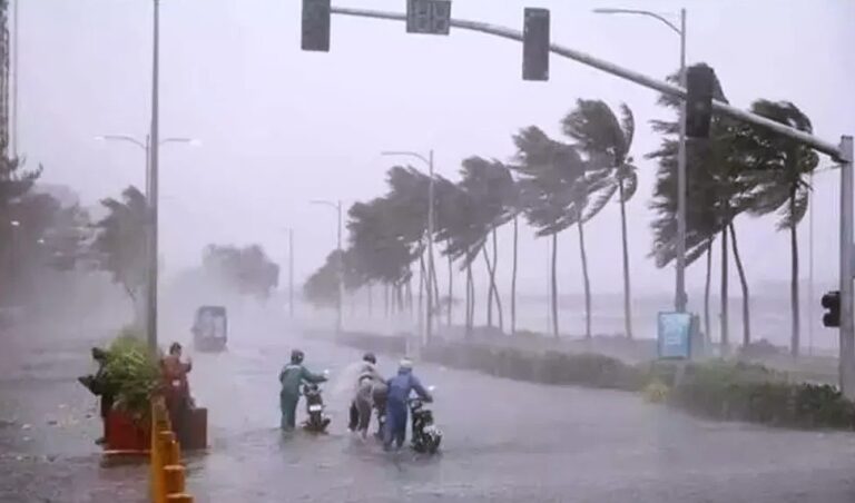 ఆంధ్రప్రదేశ్‌లో వర్షాలు ముసురుకుంటున్నాయి.బంగాళాఖాతంలో అల్పపీడనం ఏర్పడి, రాష్ట్రంలో భారీ వర్షాలు కురిసే అవకాశం ఉందంటున్నారు.