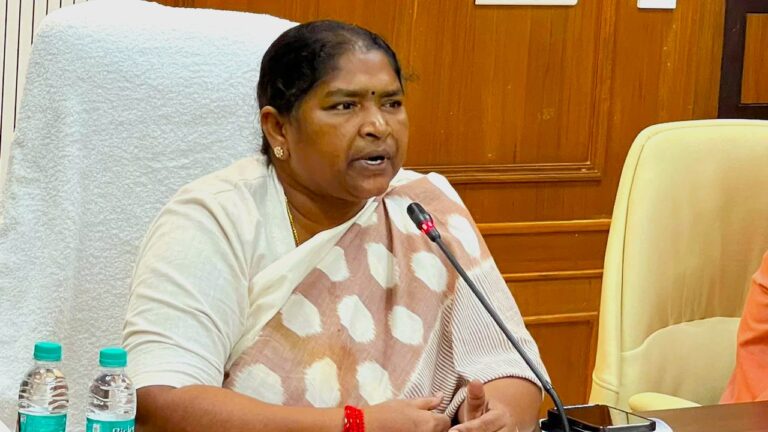 మంత్రి సీతక్క మావోయిస్టుల లేఖపై స్పందిస్తూ, “ఒక మహిళను కూడా చూడకుండా బెదిరించడం అమానుషం, అసహ్యకరం, నిర్దాక్షిణ్యంగా ఉంది” అన్నారు.