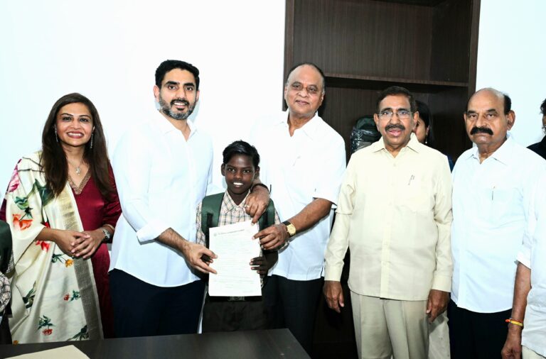 పాఠశాలలో అడ్మిషన్ పొందిన చిన్నారులకు విద్యాభ్యాసానికి అండగా ఉంటానని హామీ ఇచ్చాను.