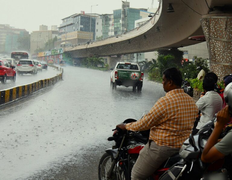 తెలంగాణలో వచ్చే మూడు రోజులు మోస్తరు నుండి భారీ వర్షాలు కురిసే అవకాశం ఉంది.