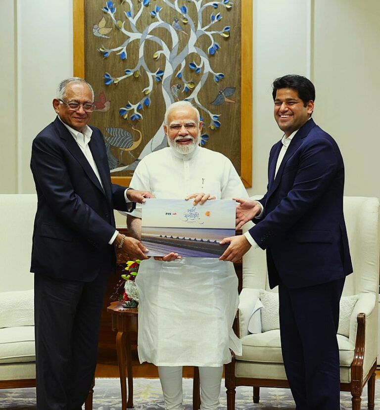 గౌరవనీయ ప్రధాని మోదీకి కచ్ సాంస్కృతిక భూషణాలను ప్రతిబింబించిన కాఫీ టేబుల్ బుక్‌ అందజేశాం.