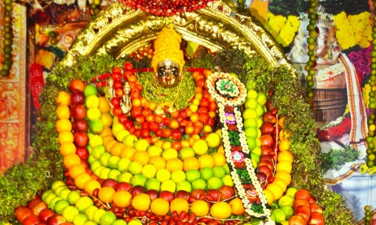 విజయవాడ దుర్గమ్మ ఆలయంలో 10 టన్నుల కూరగాయలతో ఘనంగా అలంకరణ నిర్వహించబడింది.