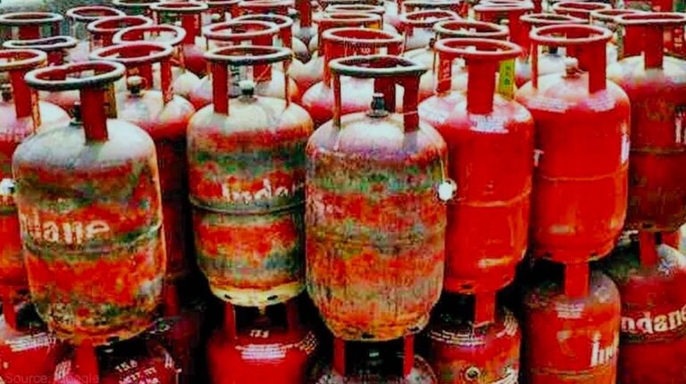 గుడ్‌న్యూస్. ఏపీ, తెలంగాణలో గ్యాస్ సిలిండర్ ధర భారీగా తగ్గడంతో వినియోగదారులు ఆనందంలో మునిగిపోయారు.