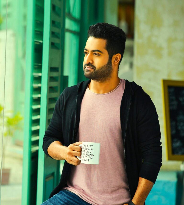 ఎస్క్వైర్ ఇండియా మ్యాగజైన్ కవర్‌పేజీపై ఎన్టీఆర్ విజృంభించి అభిమానులను ఆకట్టుకున్నాడు.