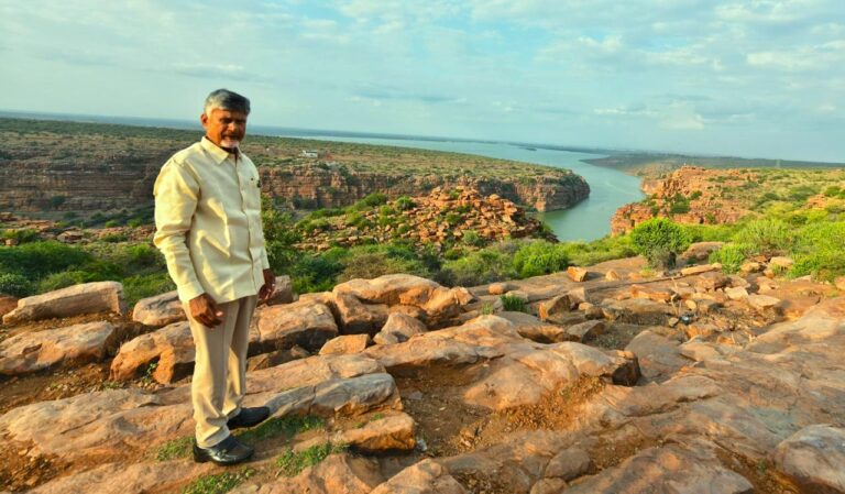 వావ్! అద్భుత దృశ్యం కదా? ఇది గాంధికోట, భారతదేశ గ్రాండ్ కేనియన్‌గా ప్రసిద్ధి చెందిన ప్రదేశం.