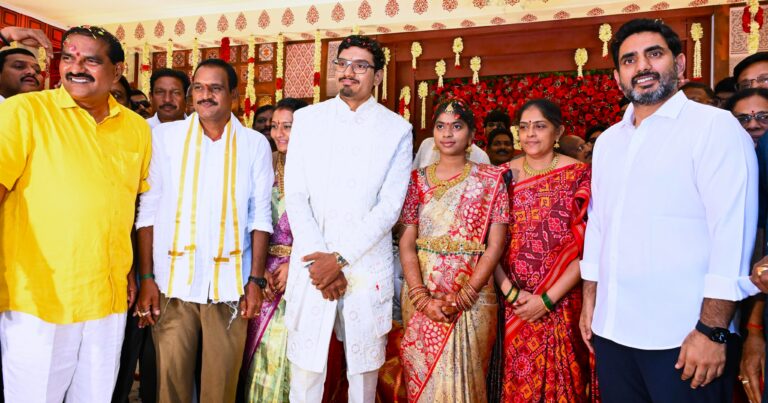 నారా లోకేష్ గారు పాలకొల్లులో నిమ్మల రామానాయుడు కుమార్తె నిశ్చితార్థానికి హాజరై శుభాకాంక్షలు తెలిపారు.