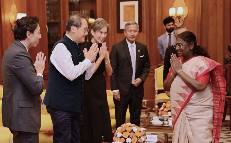 సింగపూర్ ఉప ప్రధాని గాన్ కిమ్ యాంగ్ నేతృత్వంలోని బృందం, రాష్ట్రపతి ద్రౌపది ముర్మును కలిసింది.