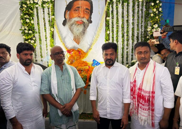 రేవంత్ రెడ్డి, రఘువీరా రెడ్డి గారు దిశోం గురూజీ శిబు సోరెన్ గారికి నివాళులు అర్పించి, కుటుంబానికి సంతాపం తెలిపారు.