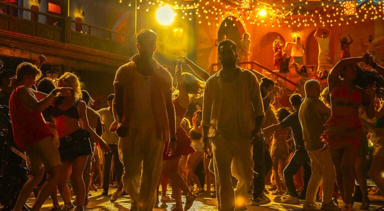 డాన్స్ ఫ్లోర్‌పై యుద్ధం సిద్ధం! వార్ 2 సినిమాతో ఆగస్టు 14న థియేటర్లలో మర్చిపోలేని రైడ్!