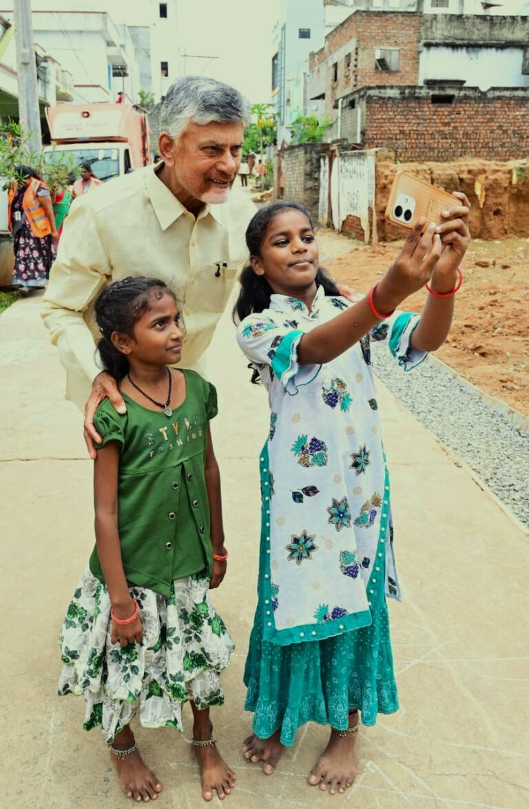 పిల్లలతో మాట కలిపి, సెల్ఫీ దిగుతూ, భవిష్యత్తు కోసం కృషి చేసే అసామాన్య నాయకుడు.