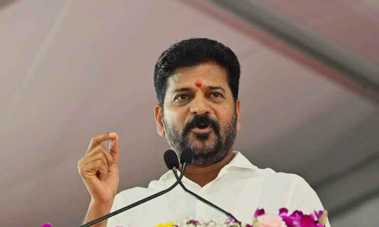 సీఎం రేవంత్ రెడ్డి ప్రశ్నించారు: హైటెక్ సిటీ నుండి ఎయిర్‌పోర్టుకు మెట్రో అవసరమా, ఎవరు ఎక్కుతారు