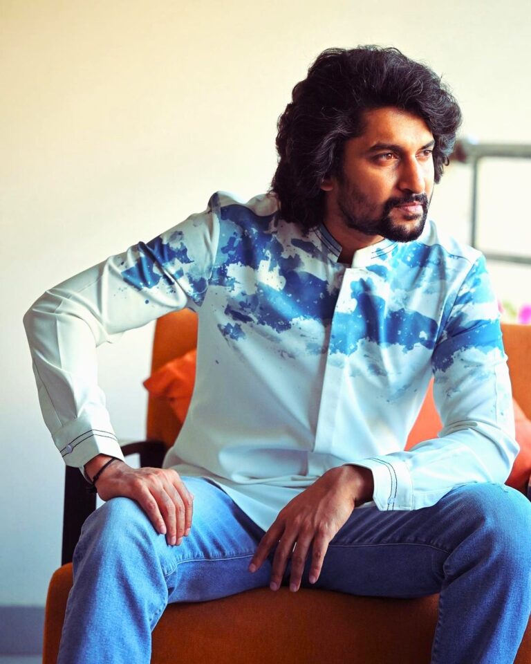 నాని ‘ప్యారడైజ్’ లుక్‌లో గంభీరంగా మెరిసాడు, స్టైల్‌తో ఫ్యాన్స్‌ను ఆకట్టుకున్నాడు.