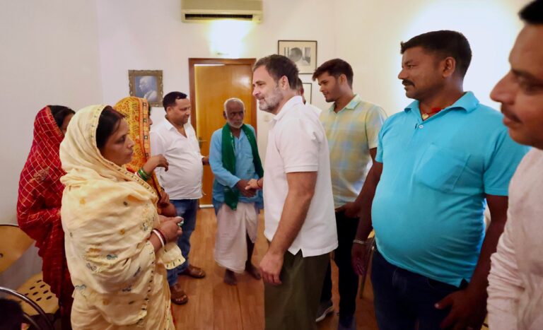 బిహార్‌లో పేదలు, వెనుకబడినవారి ఓటు హక్కులు తొలగించడం కుట్ర అని రాహుల్‌గాంధీ ఆరోపించారు.