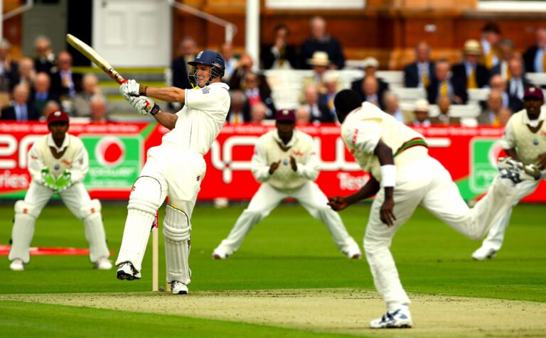 పట్టుబిగించిన కివీస్‌ టెస్ట్ క్రికెట్లో అద్భుతంగా రాణిస్తూ ప్రత్యర్థులను ఒత్తిడిలోకి నెట్టారు.