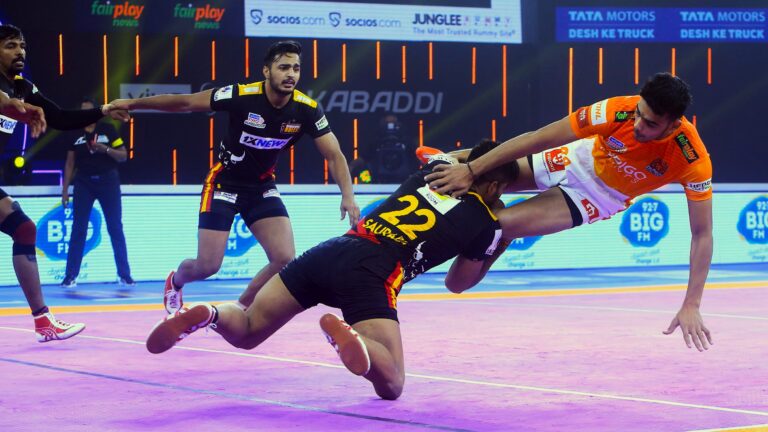 ప్రవేశం  నిరాకరించబడింది!  అలీ సమాది ప్రయత్నించినా,  తెలుగు  డిఫెన్స్  దూకుడుతో తలుపులు  మూసేసింది!