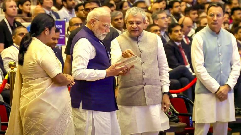 ప్రపంచం మొత్తం భారతదేశంపై విశ్వాసం ఉంచింది, భవిష్యత్తు సెమీకండక్టర్లదే అని ప్రధాని మోదీ అన్నారు.