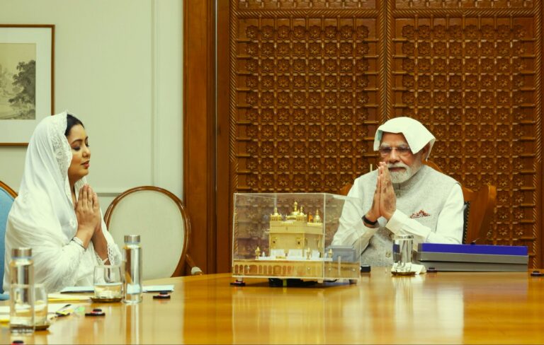 సిక్కు సంఘట్ ముందు హర్ష్‌దీప్ కౌర్ మూల్ మంత్రాన్ని మధురంగా పాడి అందరినీ అలరించారు.