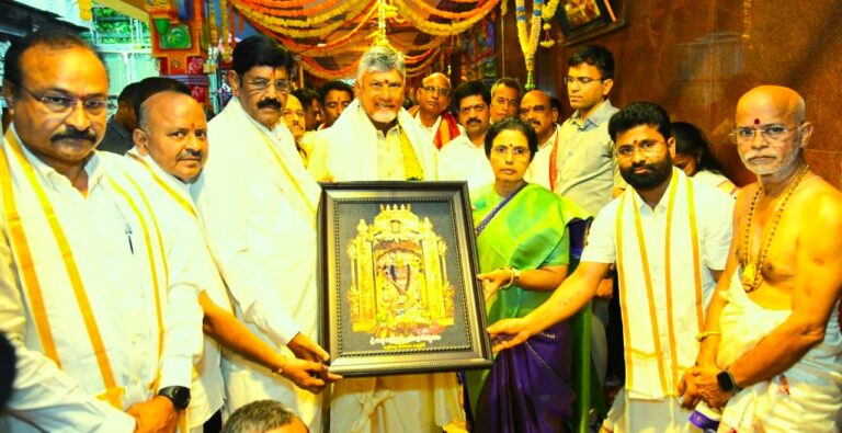 మూలా నక్షత్రం సందర్భంగా కనకదుర్గమ్మకు పట్టువస్త్రాలు సమర్పించి, ప్రజల సుఖసంతోషాలు కోరుకున్నాను. జై దుర్గాభవానీ.
