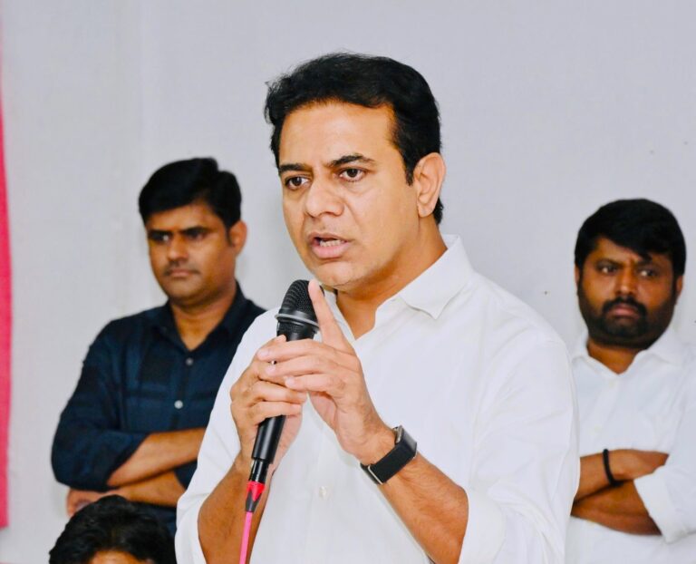 బీఆర్ఎస్ కార్యకర్తలు తెలంగాణ కోసం పోరాడిన చరిత్రను గర్వంగా చెప్పుకుంటూ, పార్టీ కోసం కృషి చేస్తున్నారు.