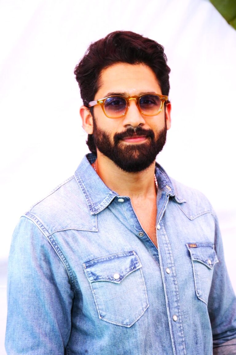 యువసమ్రాట్ చాయ్ అక్కినేని యొక్క సహజ చిత్రాలు నరేష్65 పూజా కార్యక్రమంలో ప్రత్యేక ఆకర్షణగా నిలిచాయి.”