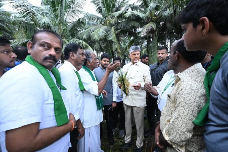 మొంథా తుఫాన్ బాధితులను పరామర్శించి, పంట నష్టాన్ని పరిశీలించి, రైతులకు సహాయం అందిస్తామని హామీ ఇచ్చాను.