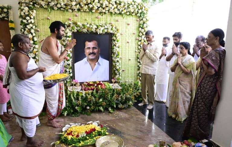 నారావారిపల్లెలో బాబాయి రామ్మూర్తినాయుడు గారి ప్రథమ వర్థంతి కార్యక్రమంలో కుటుంబ సభ్యులతో నివాళులు అర్పించాము.