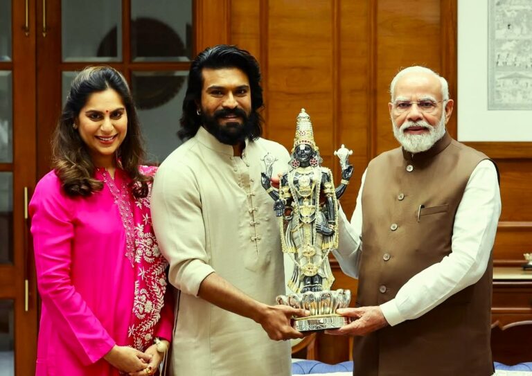 గ్లోబల్ స్టార్ @AlwaysRamCharan మరియు @upasanakonidela గారు గౌరవనీయ ప్రధాన మంత్రి @narendramodi జీని మర్యాదపూర్వకంగా కలిశారు.