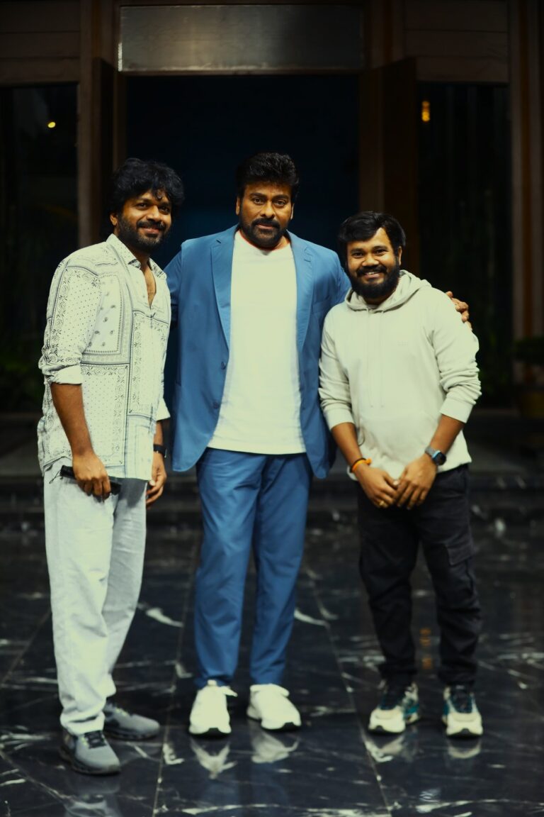 దర్శకుడు @AnilRavipudi మరియు డ్యాన్స్ మాస్టర్ @PolakiVijay, మెగాస్టార్ @KChiruTweets‌తో ManaShankaraVaraPrasadGaru షూట్‌లో