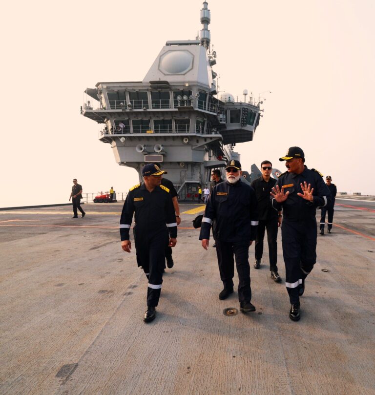 భారత గర్వకారణం INS విక్రాంత్! స్వదేశంలో నిర్మితమైన అతి పెద్ద యుద్ధ నౌకపై దీపావళి వేడుకలు.