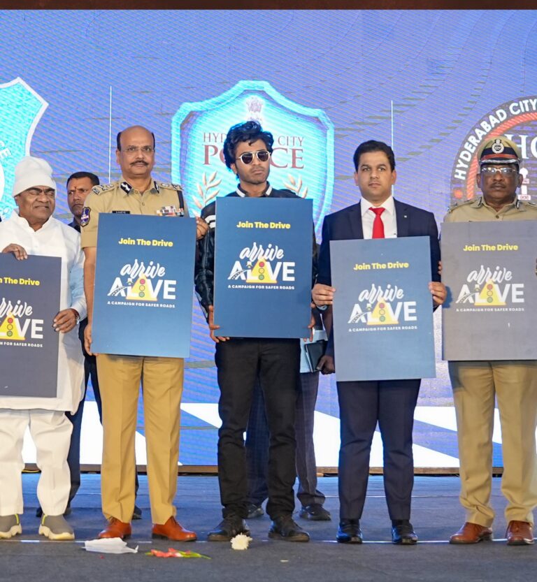 చార్మింగ్ స్టార్ శర్వానంద్ తెలంగాణ పోలీసుల నిర్వహించిన అరైవ్ అలైవ్ కార్యక్రమానికి హాజరయ్యారు.