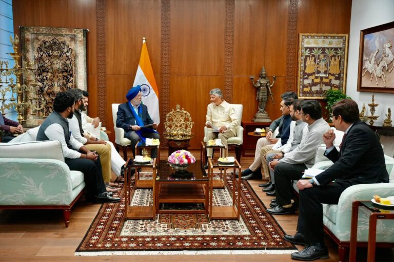 న్యూఢిల్లీలో పెట్రోలియం మంత్రి హర్దీప్ సింగ్ పూరి గారితో నెల్లూరు బీపీసీఎల్ రిఫైనరీ ప్రగతిపై చర్చించి భూమిపూజకు ఆహ్వానం ఇచ్చాం.