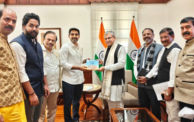 న్యూఢిల్లీలో కేంద్ర మంత్రి అశ్విని వైష్ణవ్‌తో సమావేశమై ఏపీ ఎఐ నైపుణ్య పోర్టల్, అమెరికా పర్యటన వివరాలు పంచుకున్నాను చర్చించాను.