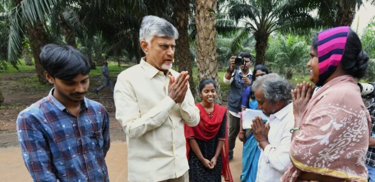 చంద్రబాబు నాయుడు,గారిని పరామర్శించిన ఉంగుటూరులో పెన్షన్ అందించి నాగలక్ష్మి వైద్యసేవలు మెరుగుపరచమని ఆదేశించారు; కుటుంబాన్ని కలిసి ఆప్యాయంగా మాట్లాడారు కూడా.