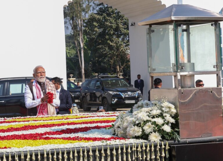 శహీద్ స్మారక్ క్షేత్రంలో నివాళులర్పించి, శహీద్ ప్రణామ్ జ్యోతి వద్ద వీరశహీదుల త్యాగాలను స్మరించాను.