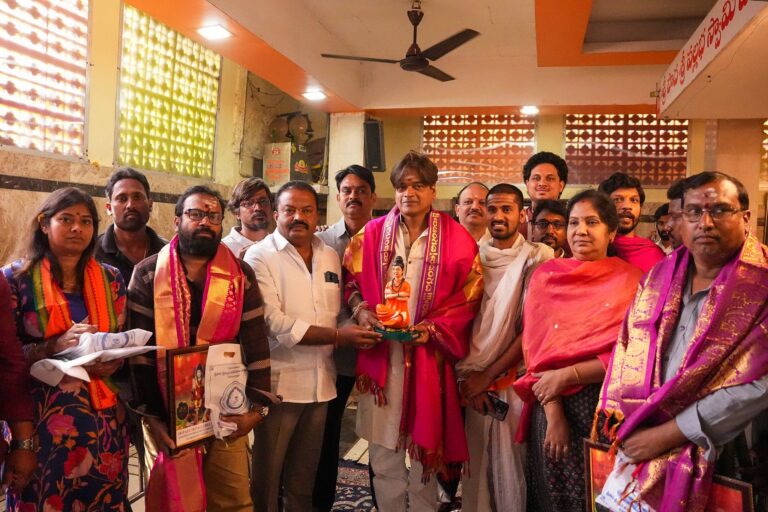 దర్శకుడు హరీష్ పిఠాపురం శ్రీపాద వల్లభ అనఘదత్త క్షేత్రంలో దర్శనం చేసుకుని డేఖ్లేంజే సాలా పాట విడుదలకు ముందస్తు ఆశీర్వాదాలు పొందారు.