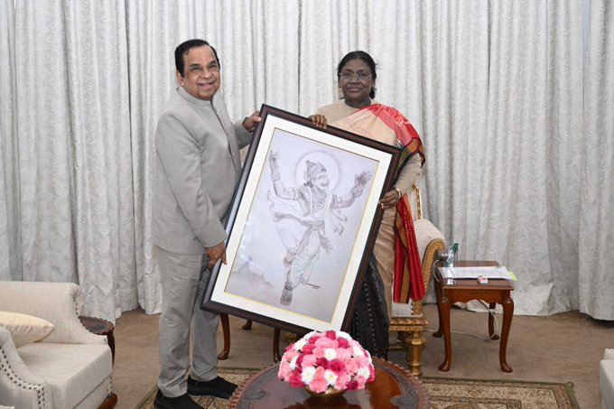 గౌరవనీయ రాష్ట్రపతి ద్రౌపది ముర్ము గారు హాస్య బ్రహ్మ, బ్రహ్మానందం గారిని సన్మానించారు; ఆయన హనుమాన్ చిత్రాన్ని సమర్పించారు.