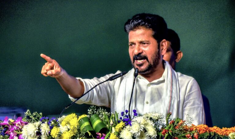 పాలమూరు అభివృద్ధికి విద్య ప్రాధాన్యం చెబుతూ, యంగ్ ఇండియా స్కూల్స్–ఐఐటీ వాగ్దానాలు చేసిన సీఎం రేవంత్ రెడ్డి.