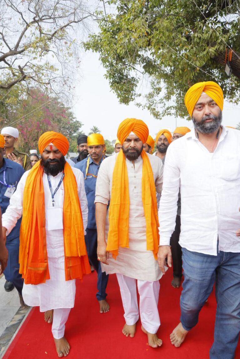 పవిత్ర గురుద్వారా దర్శించిన పవన్ కళ్యాణ్ .