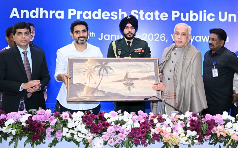 యూనివర్సిటీలు జ్ఞానసమాజ నిర్మాణంలో కీలక పాత్ర పోషించి భవిష్యత్ విద్యను దిశానిర్దేశం చేస్తాయి.