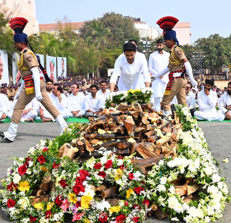 అజిత్ పవార్‌కు ఘన నివాళులు.