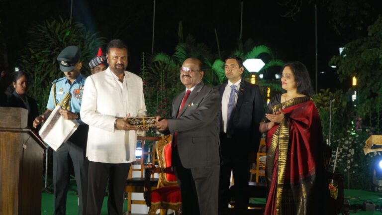 కలెక్షన్ కింగ్ మోహన్ బాబు కి అవార్డు.