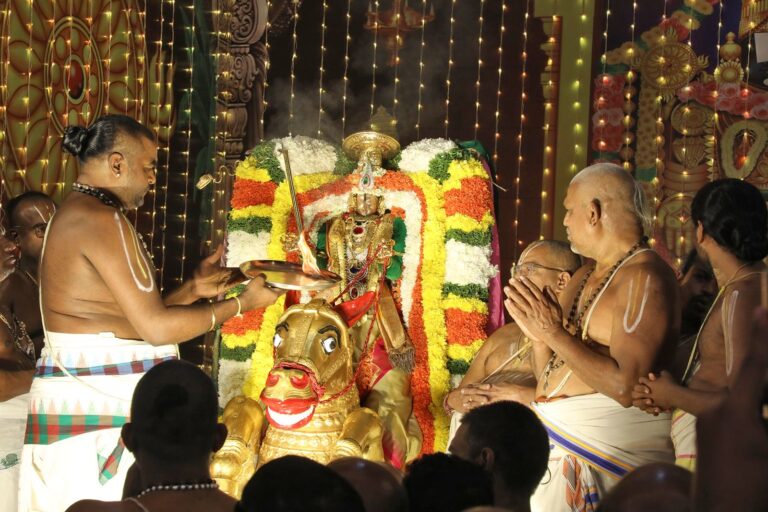 అశ్వవాహనంలో కల్కి అవతార ఆశీర్వాదం.